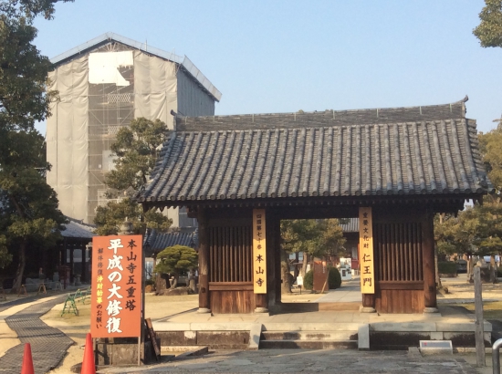 奥のテントの中に五重の塔が！！本山寺さん