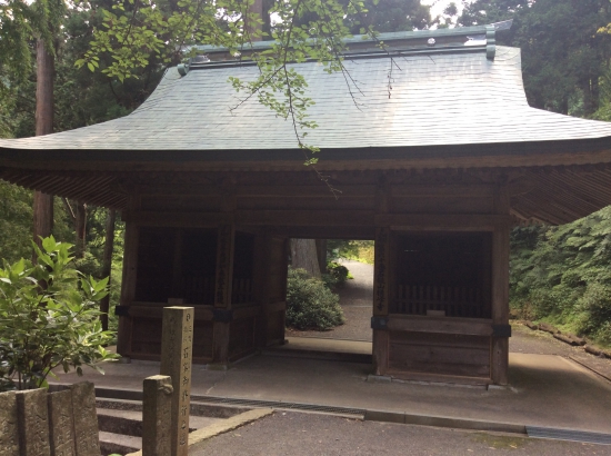 横峰寺さんの仁王門  大頭ルートのゴール。