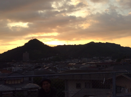 宿の屋上からの夕日   癒されます。