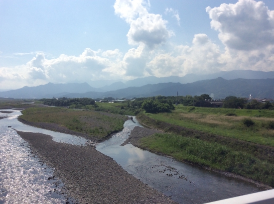 48番さん近くの重信川を、渡る時は涼しく気持ちの良かったのだが…