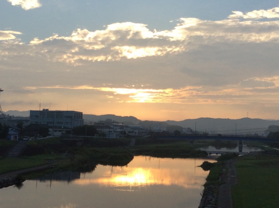 綺麗な朝焼けに向かって歩きます。