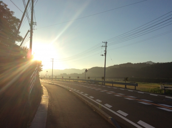 朝日目指して歩くが眩しい。