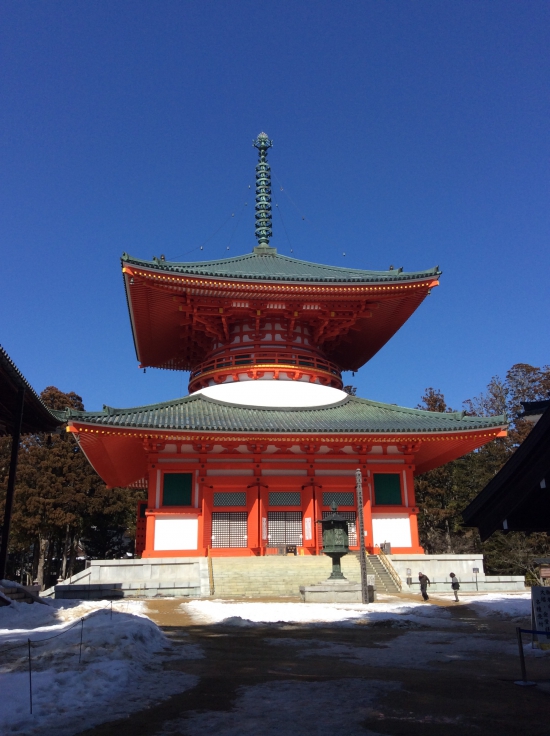 廻りが雪の根本大塔