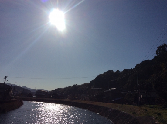 平等寺手前のお日様と川面