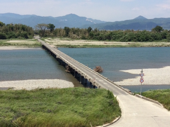 風が強く、渡るだけで疲れました。吉野川の川島橋(沈下橋)