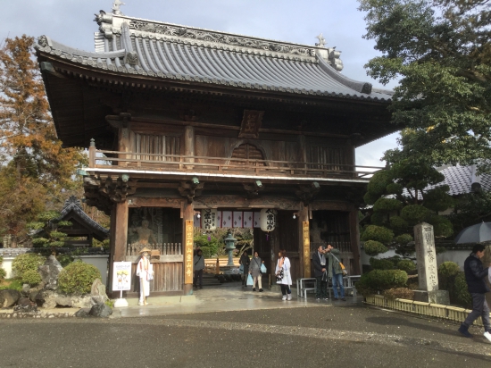 冷たい雨の中、陽が差した霊山寺