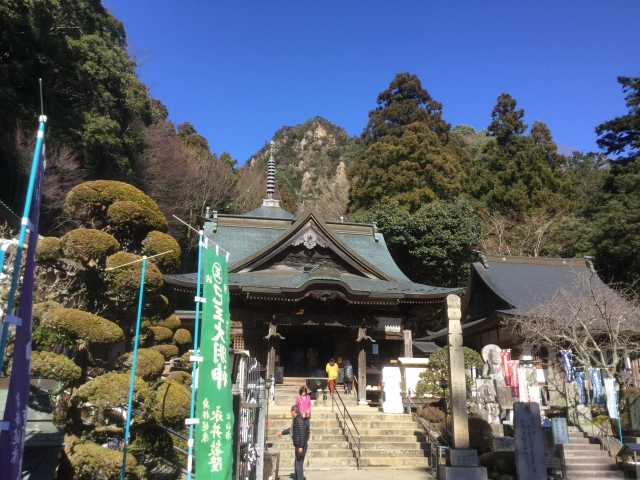 八十八番大窪寺さん 本堂後ろのお山もくっきり見える良い天気でした。