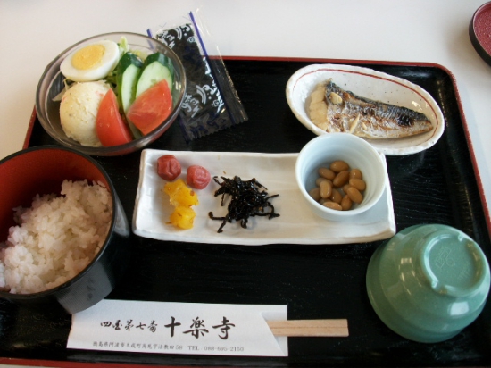 朝食です。お味噌汁、ご飯はおかわりできます