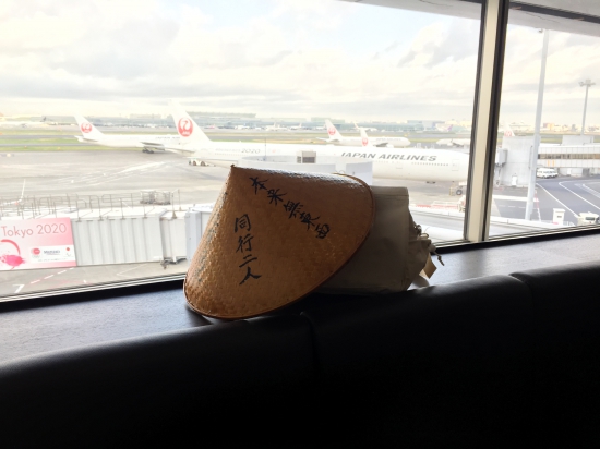 羽田発7:25の便で松山空港へ、眠い。