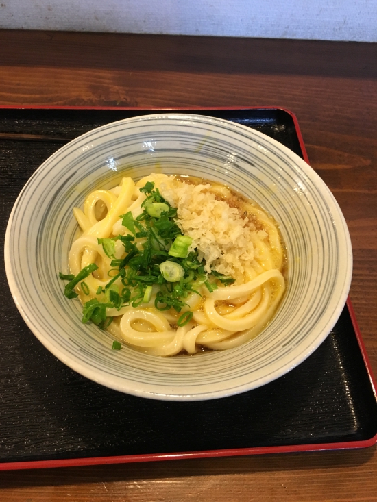 お昼は釜玉うどんです。