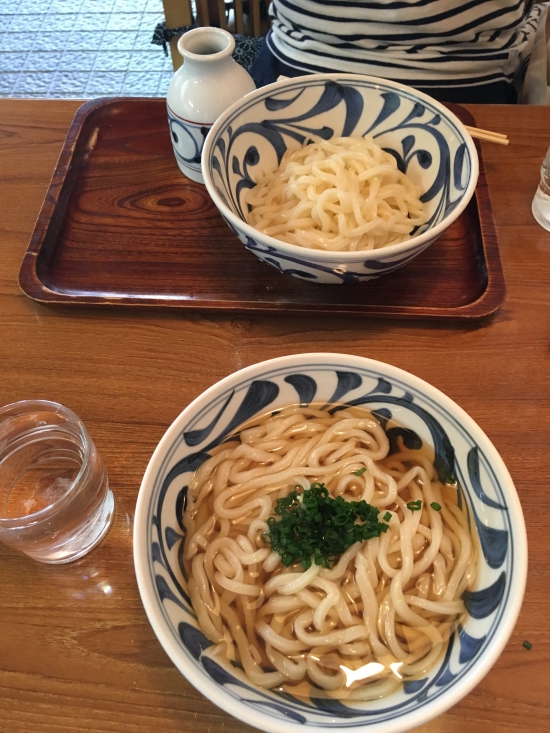 お昼は定番のうどんです。