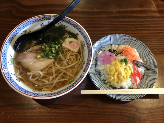 お昼ごはんです。今回はうどんではありませんでした。