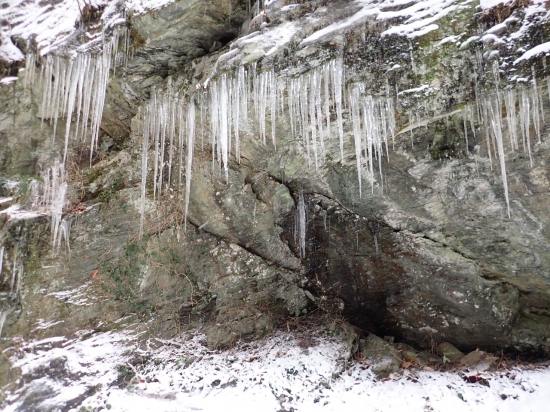 車道の途中で見た自然の氷柱、確実に氷点下