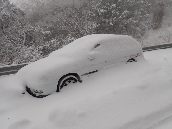 途中に置き捨てられた車、雪に埋まっています。