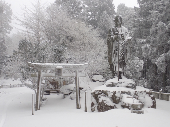 吹雪の中の弘法大師像
