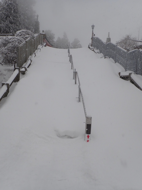 大師堂までの石段は深い雪に埋まっています。