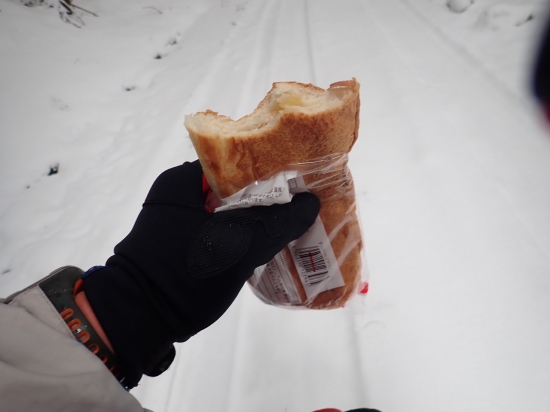 やっと　ここで歩きながらパンを食べられるようになりました。