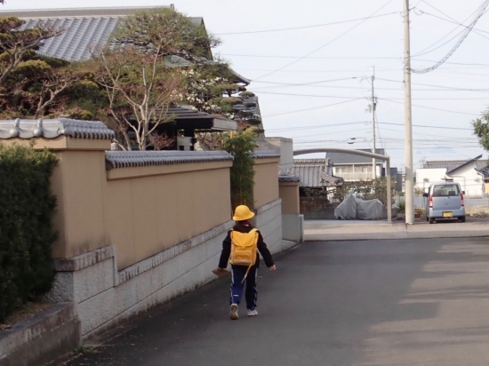 自宅に向かい、元気に立ち去る女の子