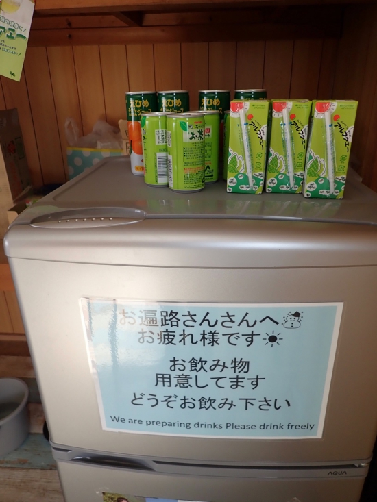 冷蔵庫もあり、中と外に十分な飲み物が用意されていました。