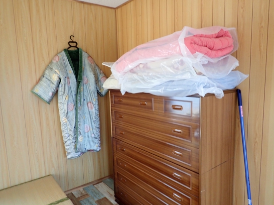隣の部屋には 畳コーナーと布団、どてら、新品のシーツも用意されていました。　泊まるには管理人の許可が必要です。