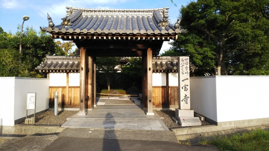 西日を浴びてキラキラな一宮寺と私の影法師