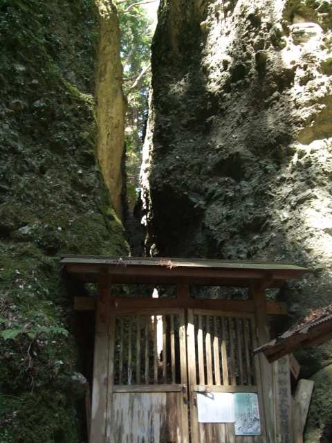 岩の上へ登れるそうですが、私は遠慮します(笑)