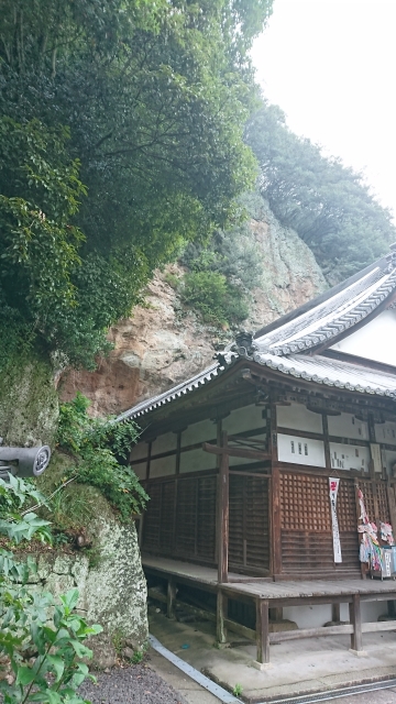 岩を削りはめ込んだような本堂