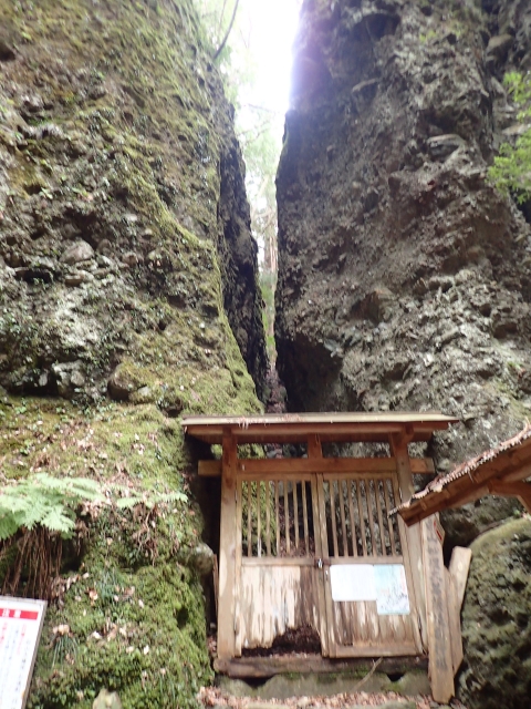 せりわり行場の入り口です。後ろの岩の間をよじ登ります。