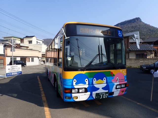 屋島へ向かうバスです。