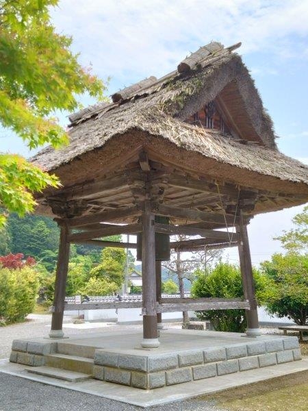 第42番札所　仏木寺の茅葺屋根の鐘楼門