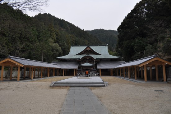 本堂前