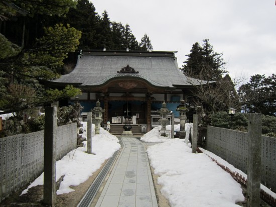 まるで雪国のお寺のようです。