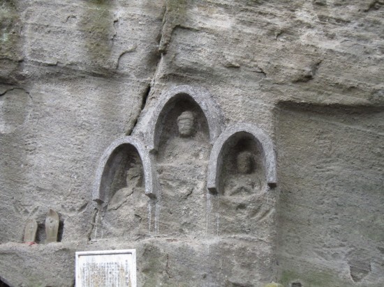弥谷寺の磨崖仏です。切り立った岩肌に彫りこまれています。