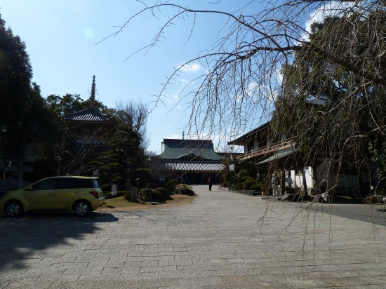 安楽寺境内、本堂右側に宿坊がある