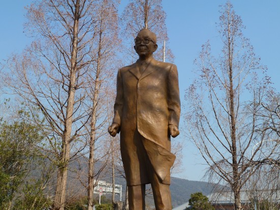 道路沿いの公園に建つ三木赳夫の銅像