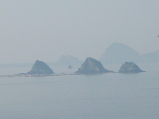 海原に浮かぶ３つの島です！