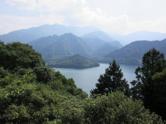 横峯寺から下りて来た所に何となく幻想的な湖がありました！（場所的にもう少し上の方が良かった・・・(^^;　）