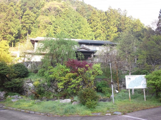 この日の宿の　鍋岩荘　宮大工造りらしく　梁が印象てきな　建物です