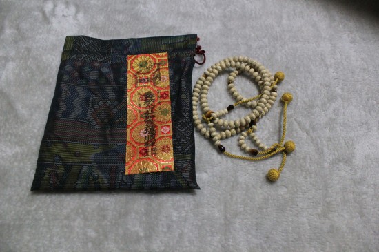 錦札と　　買った数珠と　　大島紬の巾着