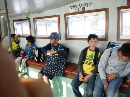 須崎市営巡航船の　学校に向かう子供たち　　１６日