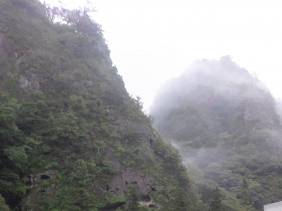 古岩屋荘から古岩屋をのぞむ