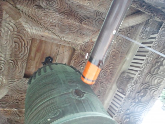 アルミ製の突き棒と　銅の鐘の　非鉄金属の融合