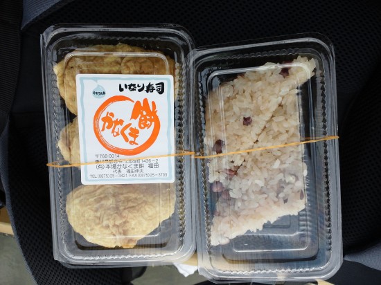左は　買った　いなり　　右はお接待の　赤飯