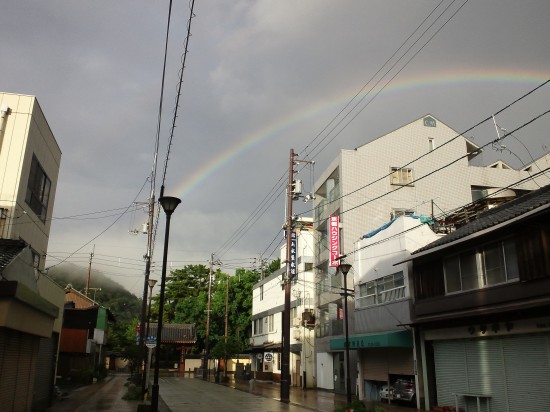 出発しようと　宿を出ると　　虹　　　山本屋さんと　善通寺赤門