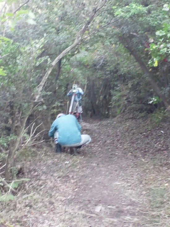 遍路道の測量をしている　職人さん