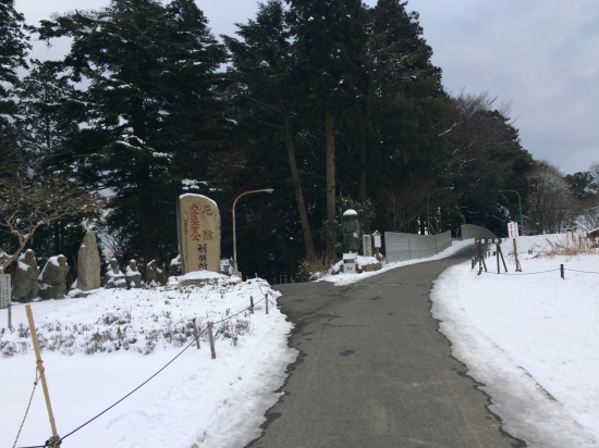 歩くところは雪がありませんでした。スニーカーで大丈夫でした