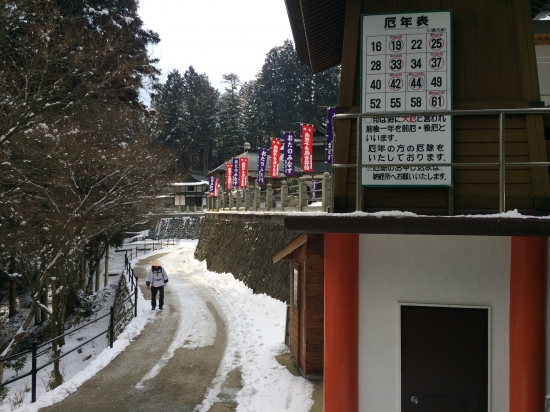 こちら側は雪と凍結で通行しないで写真の右の方の道なら問題なく歩けました