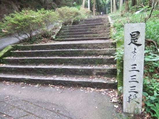 切幡寺の階段はいつも体力のなさを感じます
