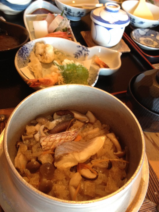 大浜定食は鯛の釜めし、天ぷら、刺し盛り、茶碗蒸しなどボリュームたっぷり