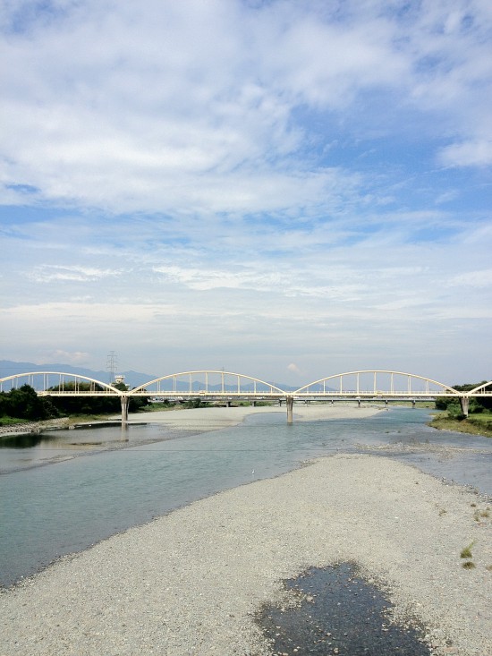 伊曽の橋で加茂川を渡ります。白く見える橋が加茂川橋。